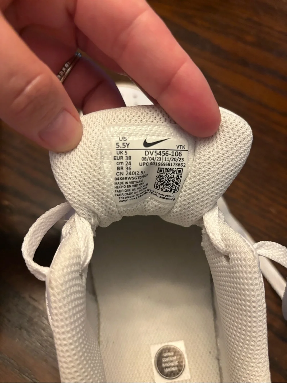 Nike White Leather Low Top Lace Up Athletic  sneakers. DV5456-106